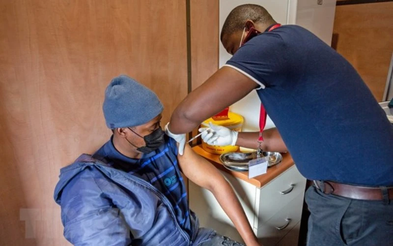 Nhân viên y tế tiêm vaccine phòng Covid-19 cho người dân tại Nam Phi, ngày 8/10/2021. (Ảnh: THX/TTXVN)
