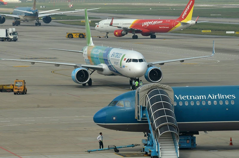 Máy bay của các hãng hàng không tại sân bay quốc tế Nội Bài. 
