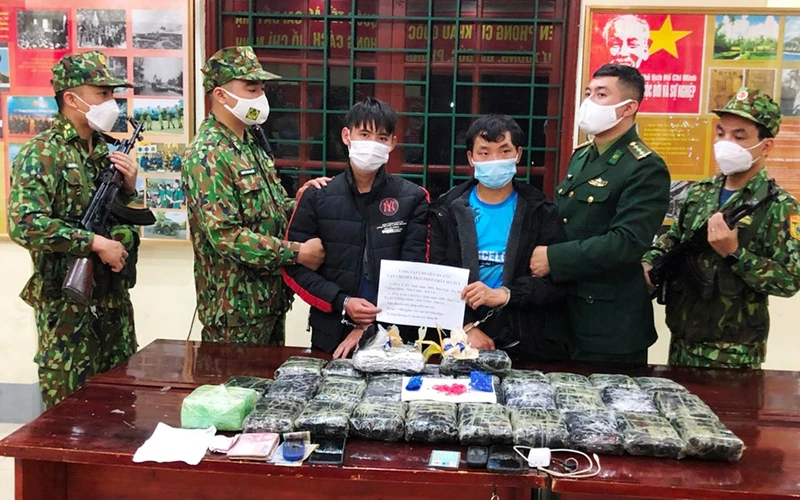 Hai đối tượng và 180 nghìn viên ma túy tổng hợp bị Bộ đội Biên phòng Lào Cai bắt giữ.