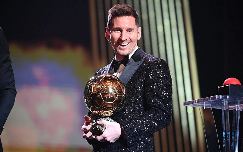 Lionel Messi rạng rỡ với Quả bóng Vàng thứ 7 tại nhà hát Theatre du Chatelet. (Ảnh: InsideSport) 