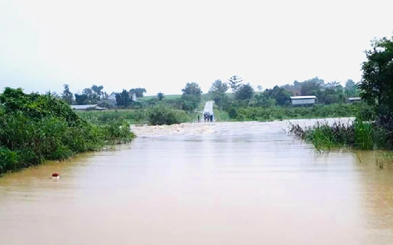 Mưa lũ làm ngập nhiều tuyến đường giao thông trên địa bàn huyện M’Đrắk.