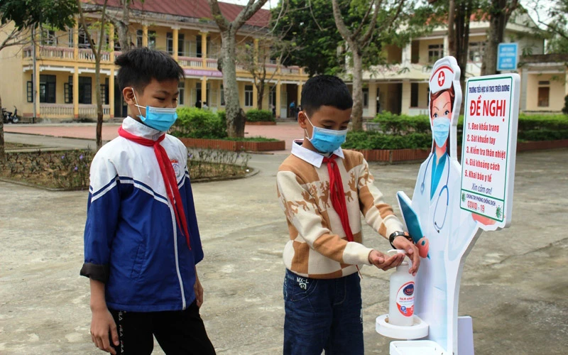 Sử dụng dung dịch sát khuẩn rửa tay dần trở thành thói quen trong học sinh ở Thanh Hóa.