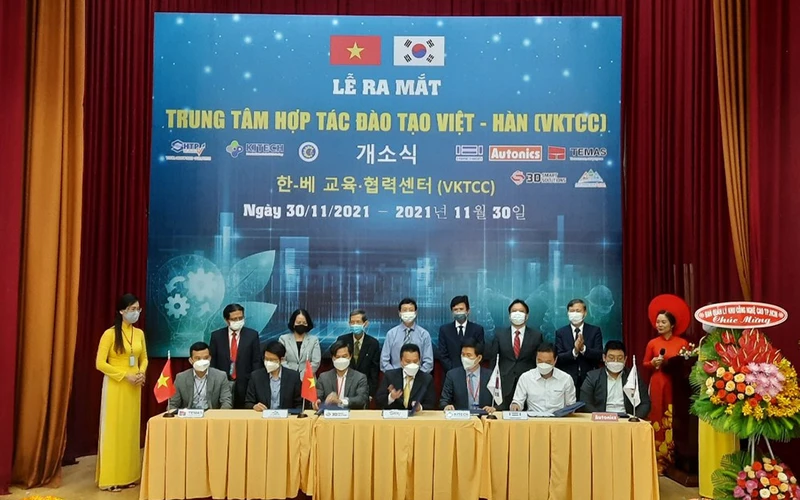 Lễ ký kết hợp tác giữa các thành viên Trung tâm Hợp tác đào tạo Việt – Hàn. 