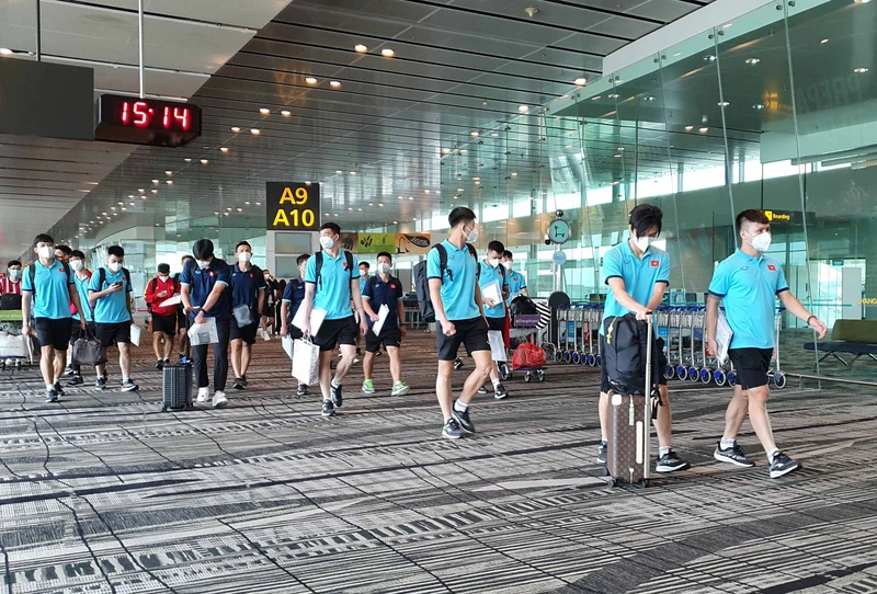 Toàn đội đặt chân tới Singapore sau hành trình bay 1 giờ 30 phút. (Ảnh: VFF)