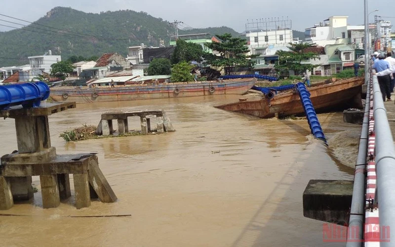 Sà lan trôi húc gãy 2 đường ống cấp nước cho phía bắc thành phố Nha Trang. (Ảnh: PHONG NGUYÊN)