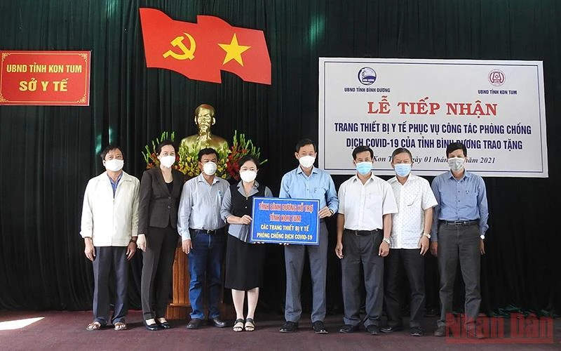 Sở Y tế tỉnh Kon Tum tiếp nhận các trang thiết bị y tế do tỉnh Bình Dương trao tặng.