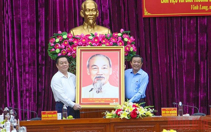 Trưởng Ban Tuyên giáo Trung ương Nguyễn Trọng Nghĩa tặng bức tranh Bác Hồ cho Ban thường vụ Tỉnh ủy Vĩnh Long.