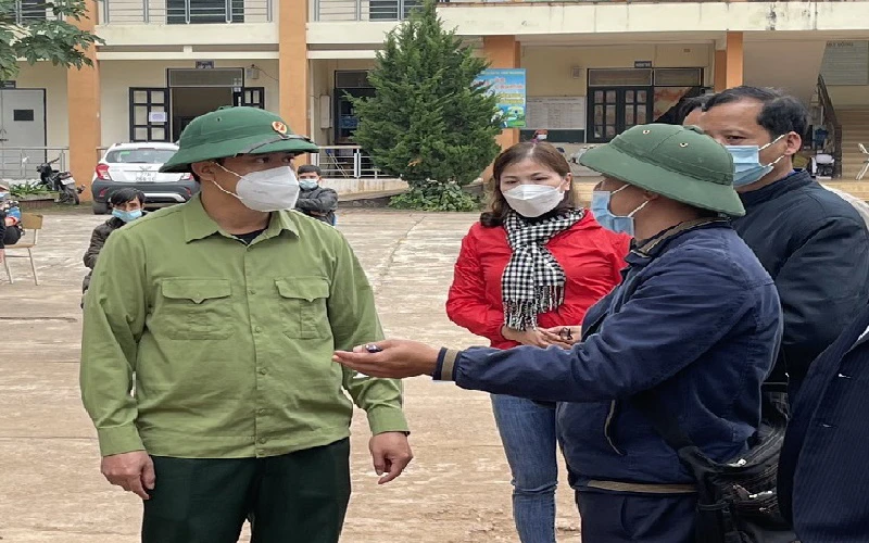 Đồng chí Nguyễn Quang Hưng, Bí thư Huyện ủy Mường Nhé kiểm tra công tác phòng, chống dịch tại xã Mường Toong.