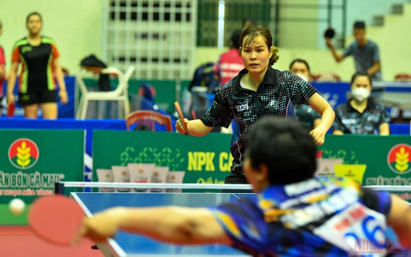 Trận đấu giữa vận động viên Nguyễn Thị Nga (Hà Nội) và Mai Hoàng Mỹ Trang (Thành phố Hồ Chí Minh) tại nội dung tứ kết đồng đội nữ. (Ảnh: DUY LINH)