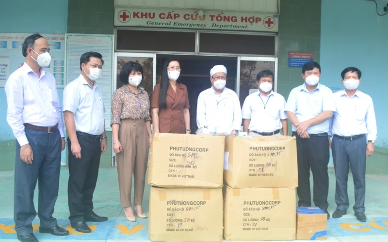 Bí thư Tỉnh ủy Quảng Ngãi Bùi Thị Quỳnh Vân (thứ 5 từ phải sang) tặng thiết bị y tế cho cơ sở 5 điều trị bệnh nhân Covid-19 của tỉnh.