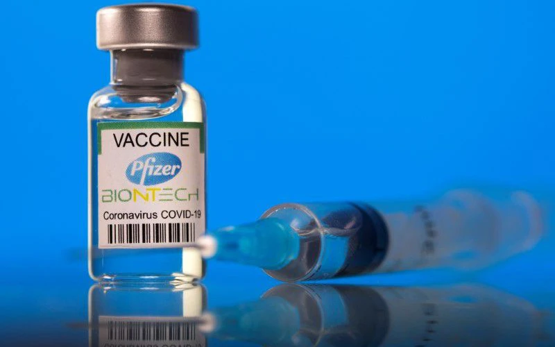 Cơ quan quản lý dược và thực phẩm Hoa Kỳ (FDA) và Cơ quan quản lý dược châu Âu (EMA) đã thông qua hạn sử dụng của vaccine Pfizer từ 6 tháng lên 9 tháng. (Ảnh: Reuters)