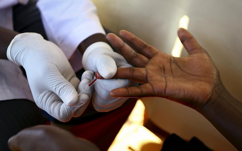 Lấy mẫu máu xét nghiệm HIV/AIDS tại 1 điểm xét nghiệm lưu động ở Ndeeba, ngoại ô thủ đô Kampala, Uganda. (Ảnh: Reuters)
