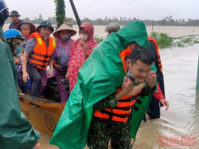 Bình Định khẩn trương chỉ đạo các cơ quan chức năng hỗ trợ người dân khắc phục hậu quả mưa lũ, nhanh chóng ổn định cuộc sống.