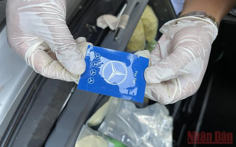 Hàng nghìn gói ma túy trên bao bì in hình biểu tượng Mercedes bị thu giữ.