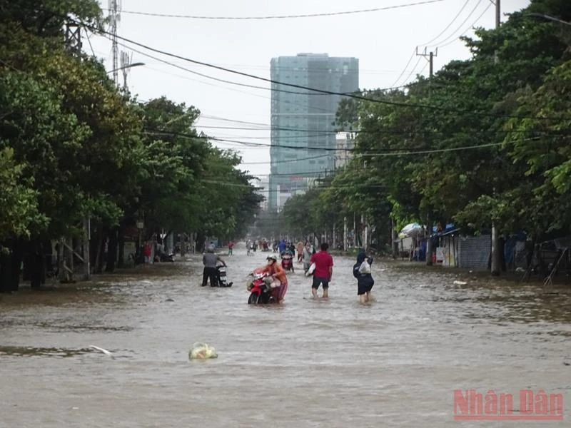Xả lũ gây ngập lụt ở thành phố Tuy Hòa (Phú Yên) ngày 30/11. (Ảnh TRÌNH KẾ)