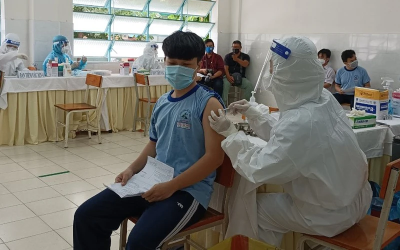 Học sinh tại Thành phố Hồ Chí Minh tiêm vaccine phòng Covid-19.