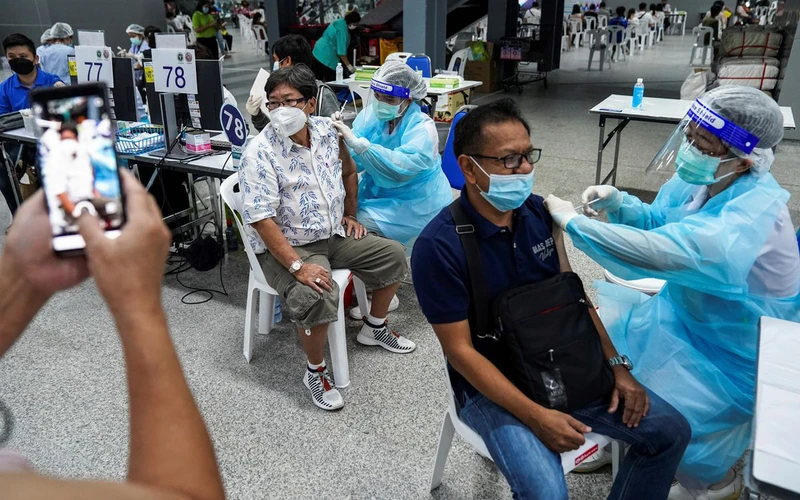Người dân tiêm vaccine tại Trung tâm tiêm chủng Trung ương đặt trong Nhà ga Bang Sue, Bangkok. (Ảnh: Reuters)