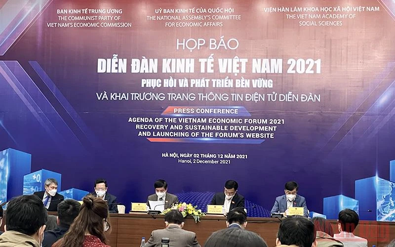 Họp báo về Diễn đàn Kinh tế Việt Nam 2021.