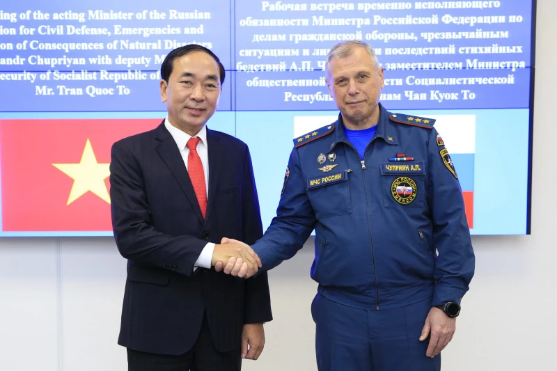 Trung tướng Trần Quốc Tỏ và Thượng tướng Chupriyan Alexander Petrovich. (Ảnh: Bộ Tình trạng khẩn cấp Liên bang Nga - mchs.gov.ru)