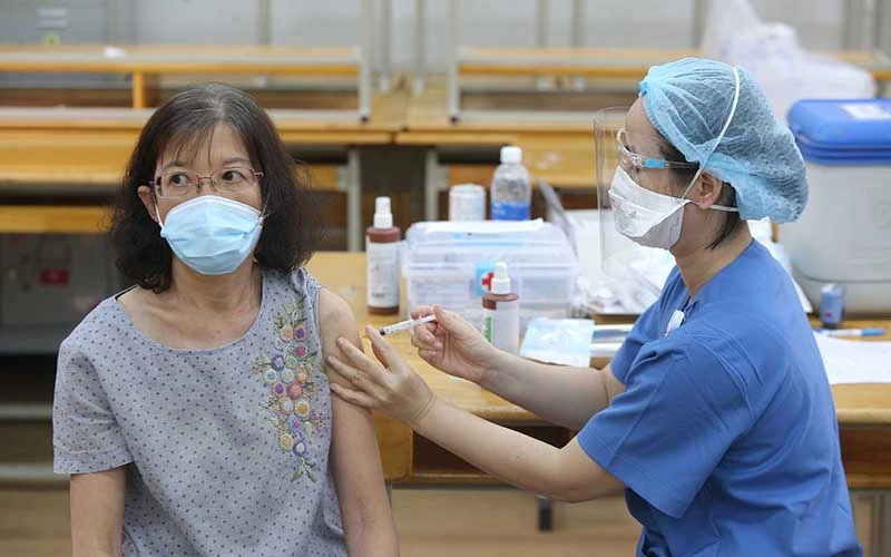 Tiêm vắc-xin cho người dân quận 1, TP Hồ Chí Minh. Ảnh: HOÀNG TRIỀU