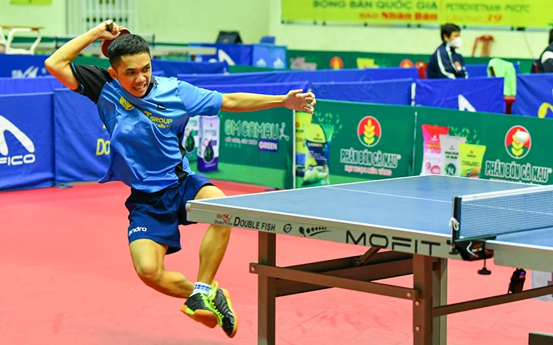 Tay vợt 19 tuổi Đinh Anh Hoàng là vận động viên thuộc biên chế của Câu lạc bộ Hà Nội T&T, sinh ra ở Đắk Lắk.