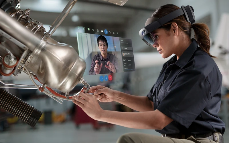 Microsoft HoloLens 2 cho phép người dùng biến thế giới thật thành môi trường ảo với hình ảnh 3D hiển thị ngay trước mắt.