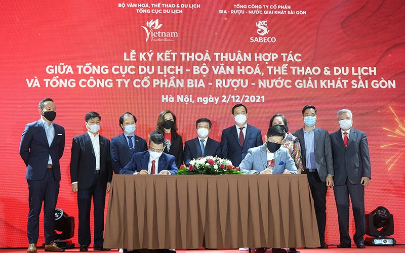 Lễ ký kết Thỏa thuận hợp tác giữa Tổng cục Du lịch và Tổng Công ty Cổ phần Bia - Rượu - Nước giải khát Sài Gòn (SABECO) (Ảnh: Tổng cục Du lịch)