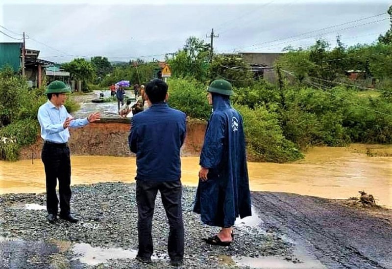 Lãnh đạo UBND huyện Ea Kar kiểm tra, chỉ đạo khắc phục các đoạn đường bị nước lũ cuốn trôi. (Ảnh: CTV)