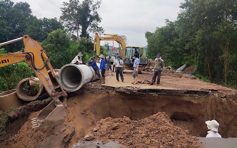 Khẩn trương khắc phục đoạn đường bị nước cuốn trôi trên quốc lộ 29 thuộc địa phận xã Sơn Giang, huyện Sông Hinh (Phú Yên). Ảnh: TRÌNH KẾ