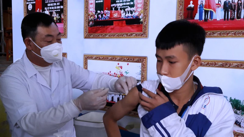 Tiêm vaccine phòng Covid-19 cho học sinh ở Thanh Hóa.