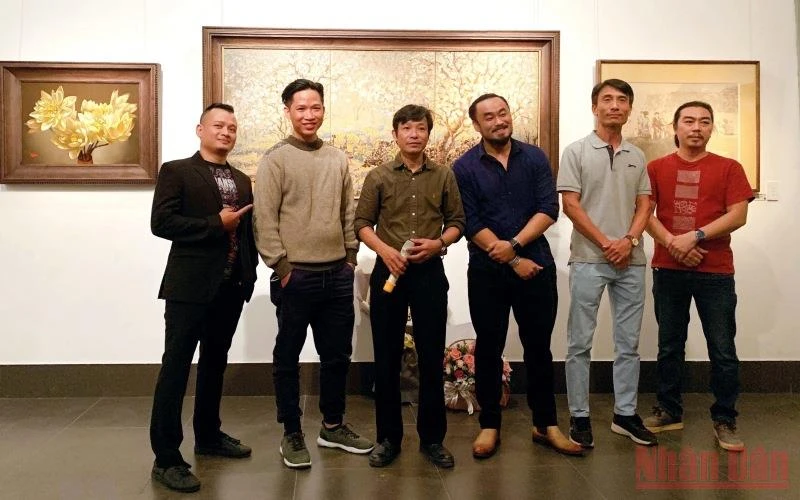 6 họa sĩ nhóm Anh Em tại buổi triển lãm.