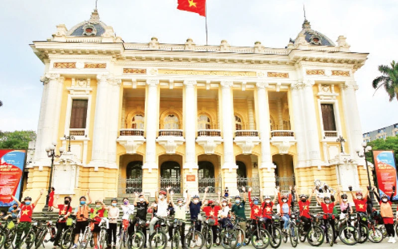 Khách tham gia tour du lịch đạp xe đến với các điểm tham quan nổi tiếng tại Hà Nội.