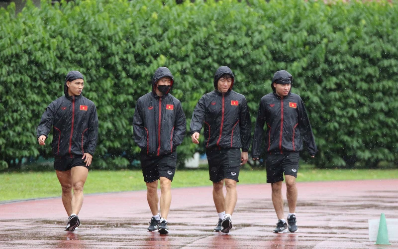 Buổi tập đầu tiên của đội tuyển Việt Nam diễn ra dưới cơn mưa nhỏ. (Ảnh: VFF)