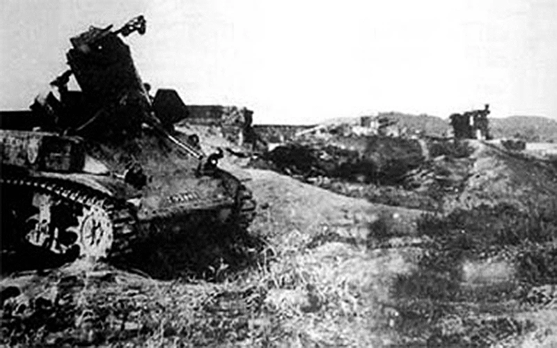 Xe tăng Pháp bị tiêu diệt trong trận Tu Vũ (Chiến dịch Hòa Bình). (Ảnh tư liệu)