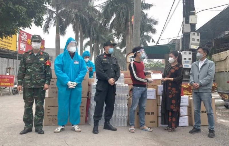 Nhiều tổ chức, cá nhân tặng quà hỗ trợ tuyến đầu chống dịch tại xã Nguyên Xá (huyện Vũ Thư, tỉnh Thái Bình).