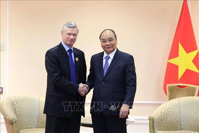 Chủ tịch nước Nguyễn Xuân Phúc và ông Vladimir Buyanov, Chủ tịch Hội Hữu nghị Nga-Việt. (Ảnh: TTXVN)