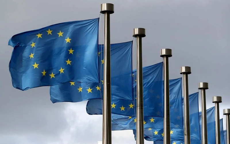 Lá cờ chung của Liên minh châu Âu (EU) tung bay trước trụ sở Ủy ban châu Âu tại Brussels, Bỉ, 2/10/2019. (Ảnh: Reuters)