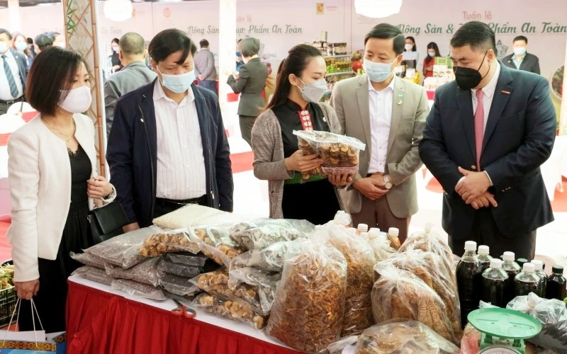 Hàng hóa nông sản Sơn La được giới thiệu tại siêu thị Big C Thăng Long.