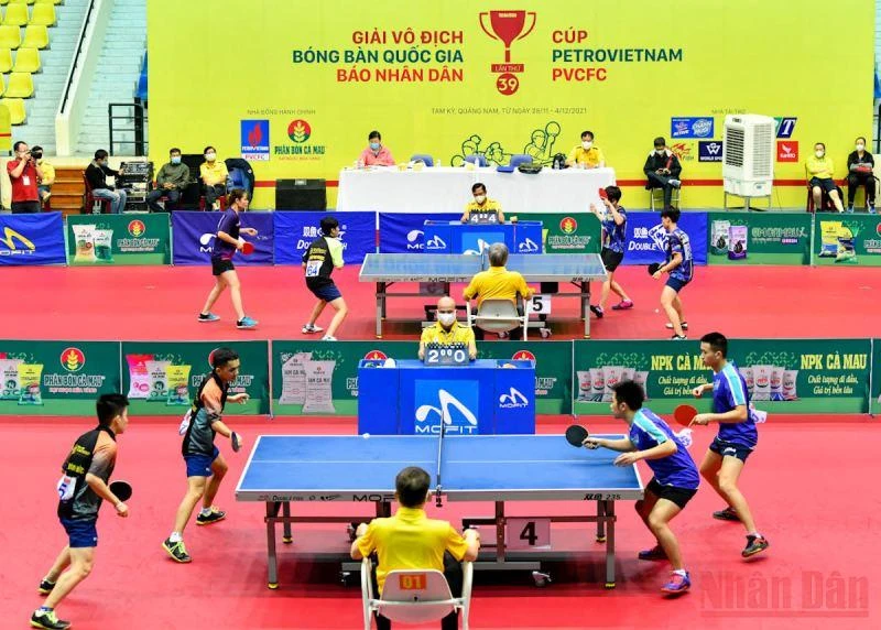 Đúng 19 giờ, hai trận chung kết đôi nam và đôi nữ đã chính thức diễn ra tại Nhà thi đấu Thể dục thể thao tỉnh Quảng Nam.