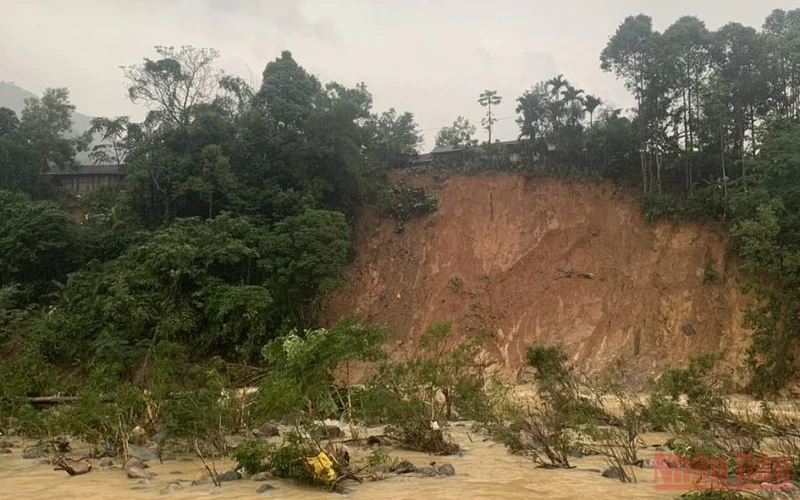 Điểm sạt lở đất tại xã Ba Nam, huyện miền núi Ba Tơ (Quảng Ngãi) uy hiếp 24 hộ dân. (Ảnh: HIỂN CỪ) 