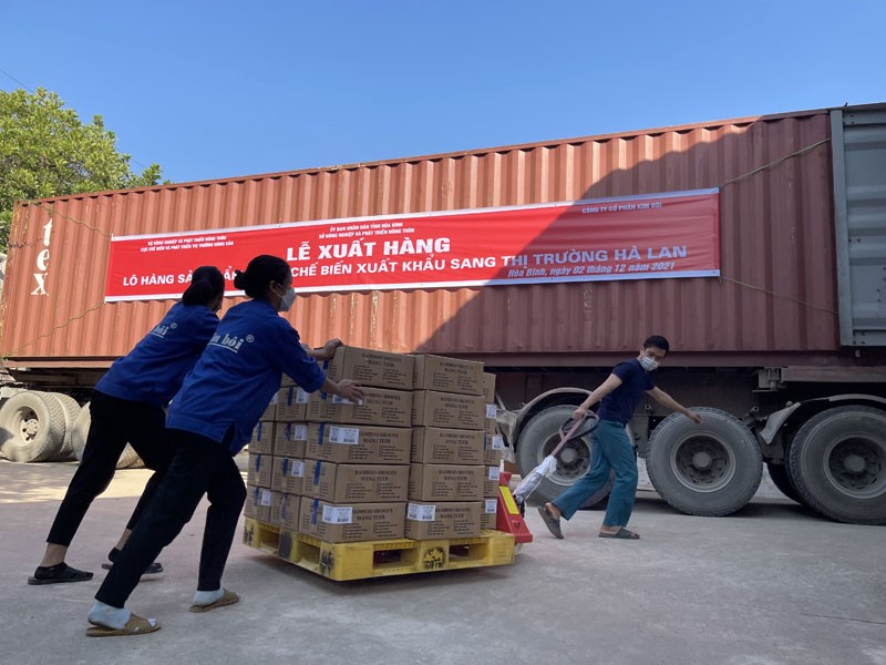 Công nhân của Công ty cổ phần Kim Bôi vận chuyển sản phẩm măng chế biến lên container để xuất khẩu sang Hà Lan.