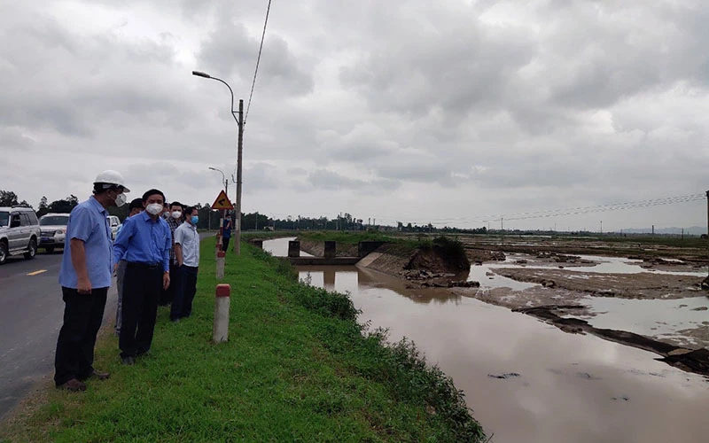 Mưa lũ đã làm cho hệ thống kênh mương của hệ thống thủy nông Đồng Cam, công trình thủy lợi lớn nhất tỉnh Phú Yên bị thiệt hại nặng, cần khắc phục gấp để phục vụ sản xuất đông xuân.