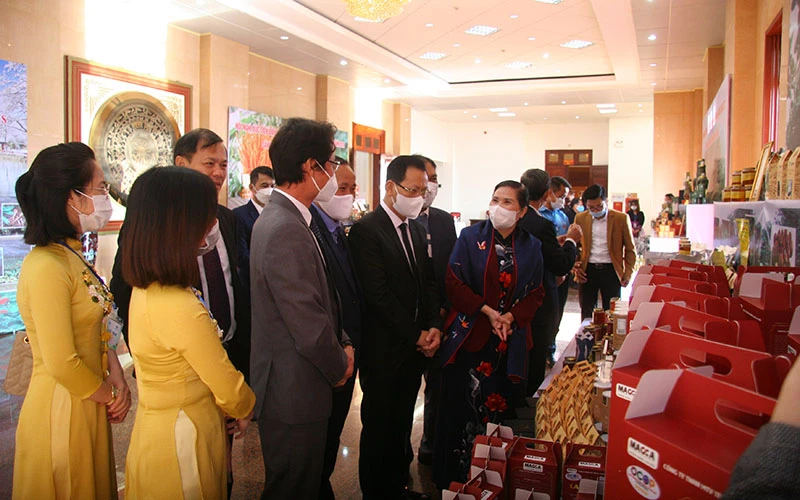 Các đại biểu thăm quan gian hàng trưng bày nông sản Lai Châu.