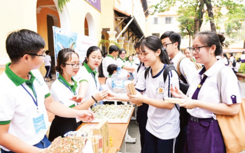 Học sinh Trường THPT Nguyễn Thị Minh Khai với các mô hình tái chế rác. (Ảnh chụp trước khi giãn cách xã hội)