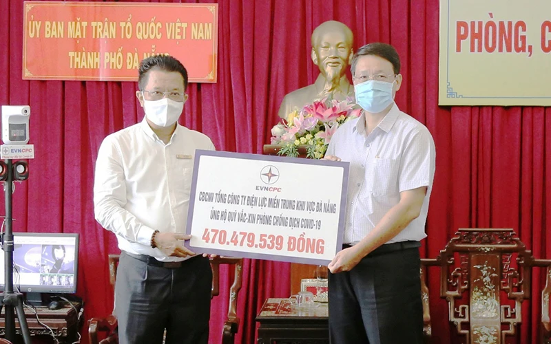Tổng giám đốc EVNCPC Ngô Tấn Cư trao tiền đóng góp của CBCNV hỗ trợ Đà Nẵng chống dịch.