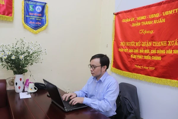 Anh Nguyễn Tiến Thành - Chủ tịch Hội Người mù quận Thanh Xuân luôn đam mê với công việc. Ảnh: Tạp chí Thi đua khen thưởng