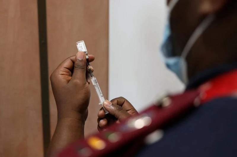 Ngày 29/11, Nam Phi tăng cường tiêm vaccine ngừa Covid-19 khi biến thể Omicron lây lan. Ảnh: Reuters.
