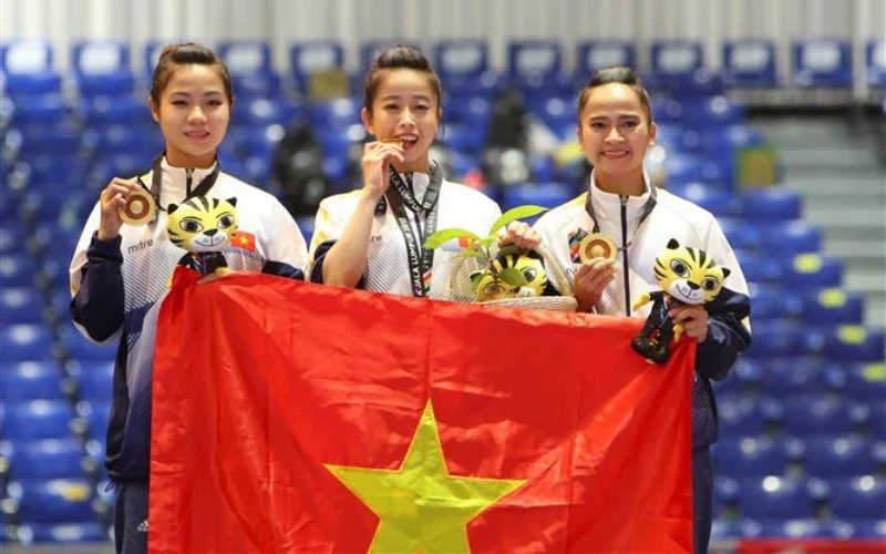 Châu Tuyết Vân (giữa), cùng các vận động viên Liên Thị Tuyết Mai và Nguyễn Thị Lệ Kim giành huy chương Vàng nội dung quyền đồng đội nữ của môn Taekwondo tại SEA Games 29 ở Malaysia, hồi tháng 8/2017. (Ảnh: Quốc Khánh/TTXVN)