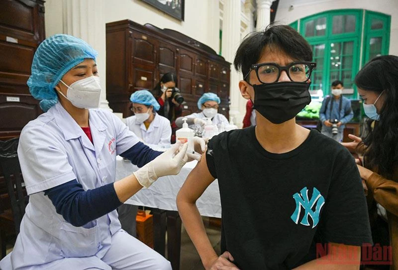 Tiêm vaccine ngừa Covid-19 cho học sinh từ 14 tuổi trở lên tại điểm tiêm Trường Trung học cơ sở Trưng Vương, Hà Nội. Ảnh: DUY LINH