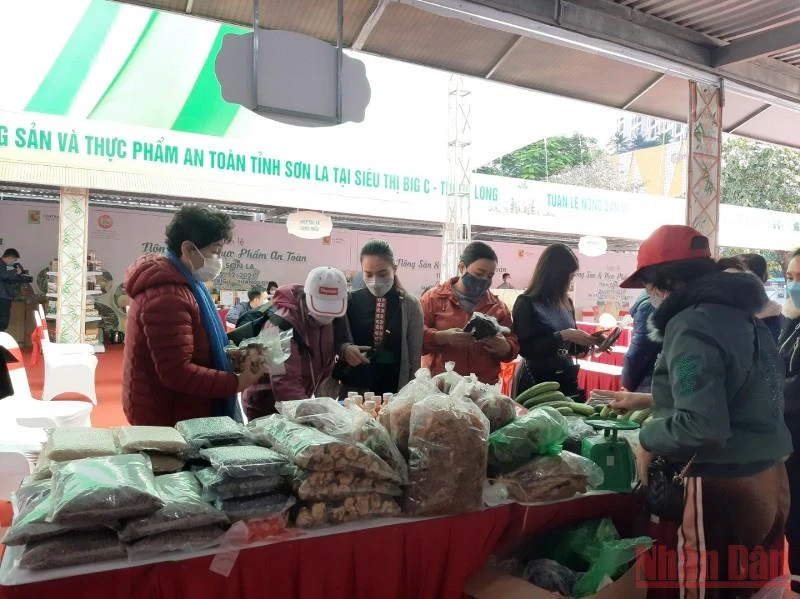 Tuần lễ nông sản Sơn La thu hút người tiêu dùng Hà Nội tham quan mua sắm.